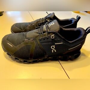 On cloud running shoes women’s size 9 black
